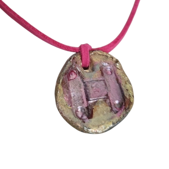 Vintage Stamped Button Metallic Pink Gold Pendant Faux Leather Necklace - Picture 3 of 5